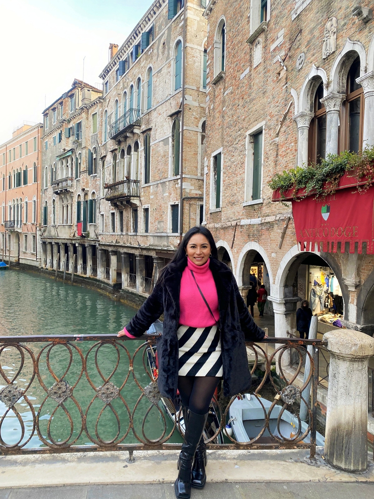 Narda de Repetit, especialista en moda de segunda mano para mujeres de baja estatura en Venecia.